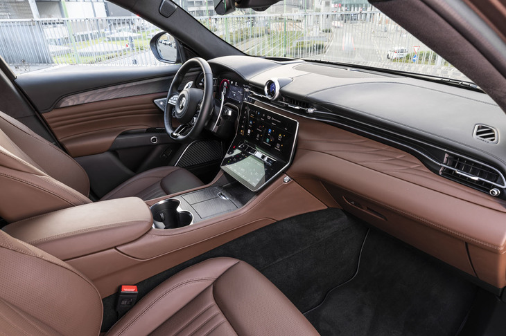 チョコレート色のプレミアムレザーが用いられた「グレカーレGT」のインテリア。シフトパドルはアルミ製で、ステアリングポストに固定されている。イタリアのオーディオメーカー、Sonus faber（ソナス・ ファーベル）の1000Wサウンドシステムが全車に標準装備され、オプションで1300Wシステムも選択できる。