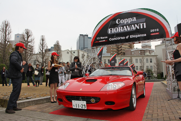 2005年「フェラーリ・スーパーアメリカ」。ピニンファリーナを辞した後、フェラーリ、フィアットを経て独立したフィオラヴァンティ氏がデザインに関わった、最後のフェラーリのカタログモデル。格納式グラスルーフのシステムは氏の特許だそうだ。特別賞であるフェラーリ・ジャパン賞を獲得。