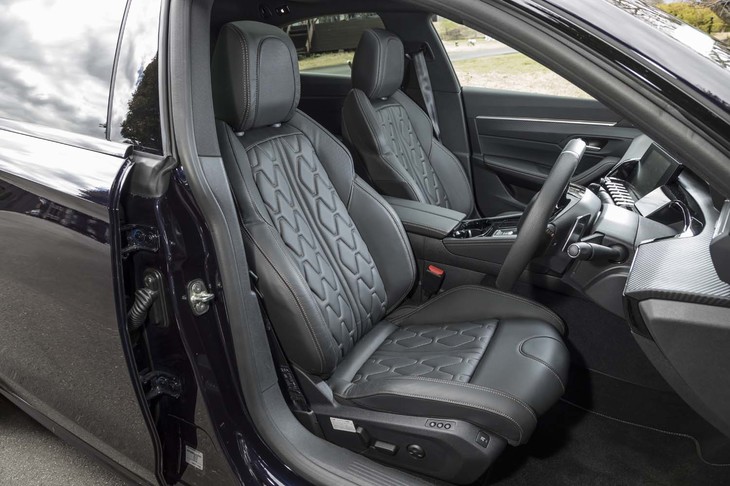 「GTライン」と「GT BlueHDi」の前席には、「マルチランバーサポート」と呼ばれるマッサージ機能が備わる。