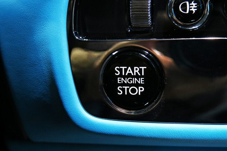 ロールス・ロイス・ブラックバッジ・ゴースト（スタートスイッチ）