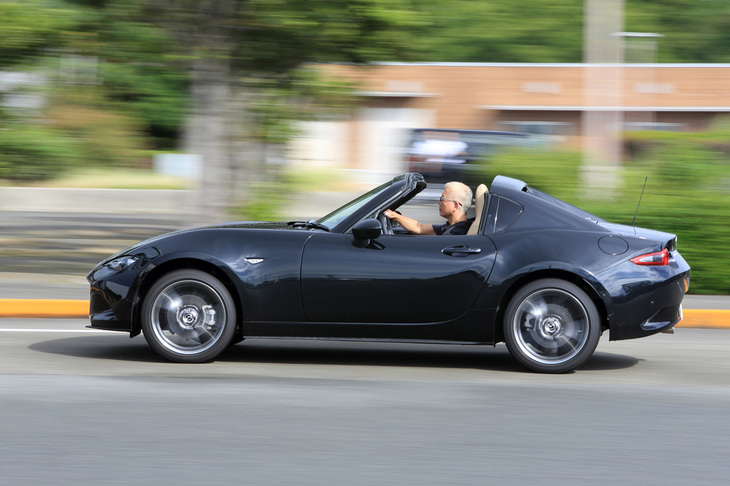 ハードトップは3分割式で、乗車スペースとトランクルームの間、“トンネルバック”のデザインが目を引くリアパネルの下に収納される。