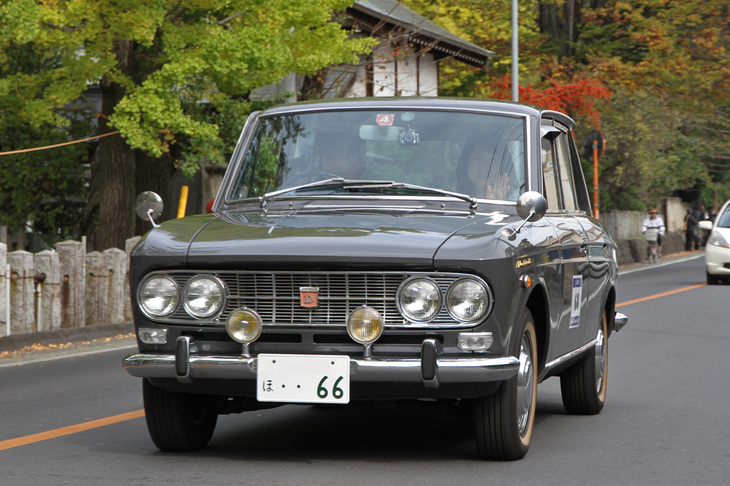 1966年「ダットサン・ブルーバード1200 4ドア デラックス」。ピニンファリーナの手になるボディーを持つ2代目ブルーバードの、最初のマイナーチェンジを受けたモデル。「フィアット1300／1500」や「ランチア・フルビア ベルリーナ」など、60年代のイタリア製小型セダンと見まごう姿だ。