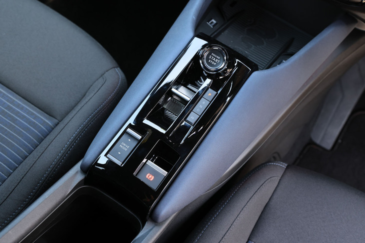 トランスミッションは6段DCT。小さなレバー式のシフトセレクターや、周囲に配されるスイッチの基本デザインは、「プジョー308」や「プジョー3008」などと共通のものとなる。