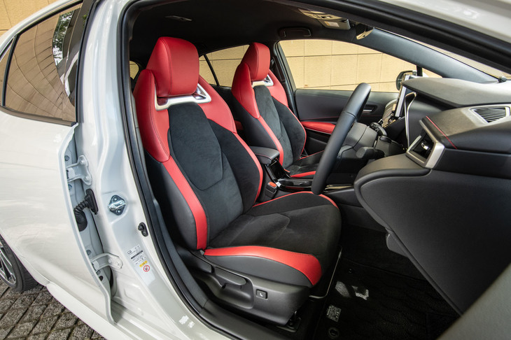 オプションのレザーシートは、赤い部分に本革を、グレーの部分にはウルトラスエードを採用している。