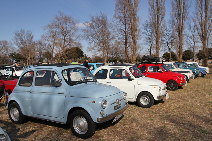 ヌオーバ・チンクエチェントこと2代目「フィアット500」とそのアバルト仕様、セイチェントこと「フィアット600」などが並んだ一角。よく見ると1台だけ「ミニ」が交じっている。