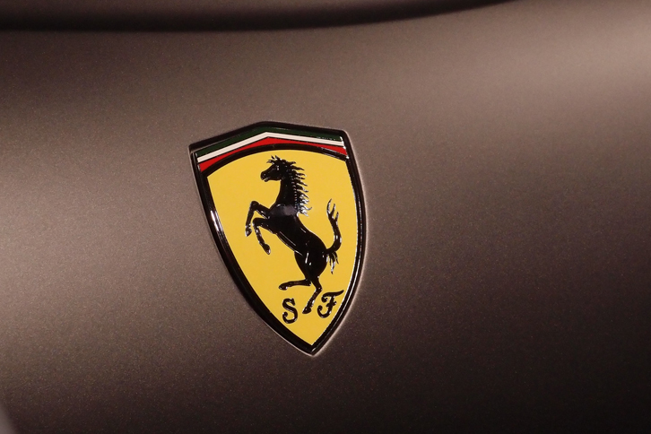 フェラーリ812スーパーファスト（フロントフェンダーのエンブレム）
