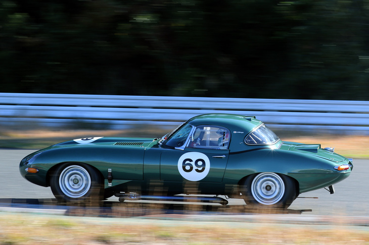 ファステストラップをたたき出しながらもハンディキャップにより2位となった1964年「ジャガーEタイプ」。