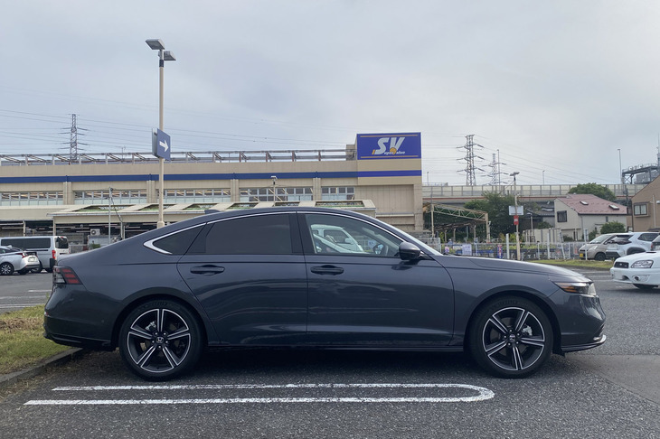 新型「アコード」のサイドには水平のラインが1本だけ入っている。顔もリアもシンプルな直線基調で、インテリアと同様にこちらもこれ見よがしな意匠はゼロだ。この誰の反感も買わないカッコ良さが、カーマニアの心を打つ。