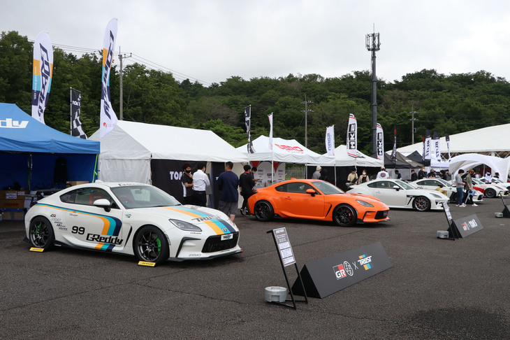 カスタムパーツメーカーとトヨタのコラボレーションによる「カスタマイズコラボ86パーツメーカー」のコーナーには、早くも「トヨタGR 86」ベースのカスタマイズカーの姿が。各社の特徴が反映されたGR 86に、来場者の目はくぎ付けとなった。