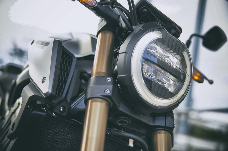 リング型の光源で伝統的なライトのイメージを演出するLEDヘッドランプ。中央には「HONDA」ロゴが添えられる。