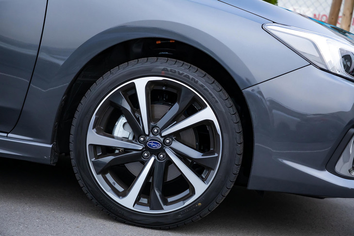 試乗車には、マイナーチェンジで採用された新デザインの18インチホイールと225/40R18サイズの「ヨコハマ・アドバンスポーツV105」タイヤが装着されていた。