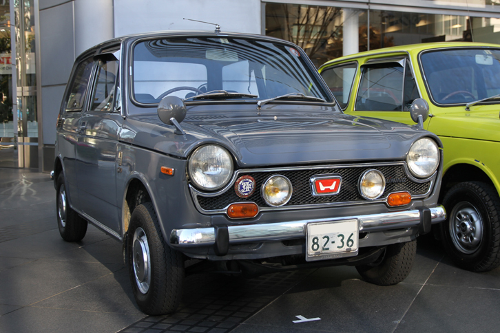 1969年1月に初の公式なマイナーチェンジを受けた通称NII（エヌツー）の「N360ツーリングS」。前年8月に追加された高性能なツインキャブエンジン搭載のT（ツーリング）シリーズには、こうしたブラックマスクが与えられるようになった。中でも専用ミラーやフォグランプなどを備えた、この「ツーリングS」の人気は高かった。バンパーのオーバーライダーはオプションである。