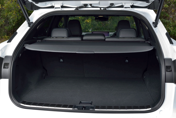 荷室は標準の状態で、9.5インチのゴルフバッグを4つ収納できる容量が確保される。車体に直接触れることなく、エンブレムに手をかざすだけでバックドアを開けられる「タッチレスパワーバックドア」も、全車に備わる。（写真をクリックすると荷室のアレンジが見られます）