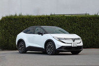 2025年10月に発表された日産の新型「リーフ」。量販・量産BEVのパイオニアとして2010年に登場した初代から数えて今回のモデルが3代目にあたる。写真はトップグレードの「B7 G」で、車両本体価格は599万9400円。