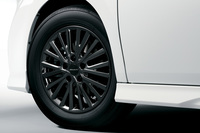 ハイブリッド車に採用される専用17インチアルミホイール。