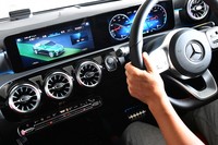 EVモードでの後続可能距離は、エネルギーフローとともにセンターモニターで確認できる。エネルギーの回生レベル（5段階）はステアリングホイール裏のパドルで変更可能。