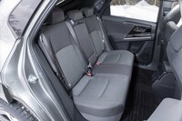 「ソルテラ／bZ4X」でネックとなるのが後席の着座姿勢。座面高が足りていないため、ある程度以上の身長の人はひざが浮いたまま座ることになる。
