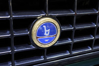 フロントグリルに装着されたベルトーネ社のバッジ。