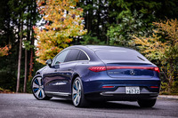 メルセデス・ベンツ初のEV専用プラットフォームをベースとするボディーのサイズは全長×全幅×全高＝5225×1925×1520mm。メルセデスとしてはユニークなキャブフォワードデザインが目を引く。