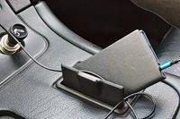 『おとといきやがれ』は夏目知幸がボーカルを務めたバンド、シャムキャッツの2ndアルバム『たからじま』に収録されている楽曲である。写真は、記者が移動用の音楽を保存しているウォークマン。置き場がないので、いつも灰皿に挿して使っている。