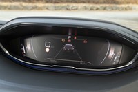 フル液晶メーターパネルには先進運転支援システムの稼働状況などを表示できる。インテリアデザインに合わせて表示のトーンが抑えられている。