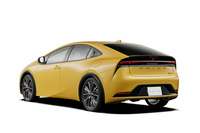 「マスタード」と呼ばれる外板色をまとった「Z」グレード（FF車）。