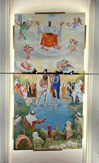 ジョルジェット・ジウジアーロの油彩作品を。《キリストの洗礼》、油彩、キャンバス、900×500cm　2024年 ガレッシオ 洗礼者ヨハネ教会蔵。（Photo：Umberto Giorio）