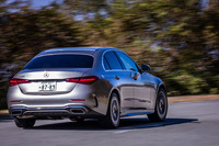 メルセデスのデザインの基本思想「Sensual Purity（センシュアルピュリティー）」に基づき、ラインやエッジを大幅に削減した彫刻的なエクステリアデザインが新型「Cクラス」の特徴。セダンで0.24に抑えられた空気抵抗係数も注目すべきポイントだ。