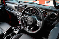 水平基調のダッシュボードが目を引くインテリア。最新世代のインフォテインメントシステムが全車に採用されるなど、装備は充実している。