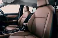 「Z＋」グレードに、座り心地や手触りにこだわった「フルプライムスムースシート」を採用。上質な室内空間を演出するほか、汚れやシワに強い機能性の高さも魅力と紹介される。