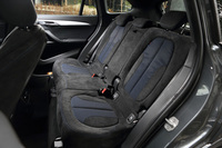 テスト車のリアシートは4：2：4の3分割可倒式で、左右6：4分割での前後スライド調整や、リクライニング調整機構も備わっていた。