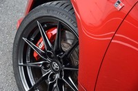 写真のBBS製鍛造ホイールは、「GRヤリス」のなかでも「RZ“ハイパフォーマンス”」だけの専用装備。日本刀をモチーフにデザインされている。