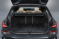 「BMW 3シリーズ」にワゴンボディーの「ツーリング」登場　従来モデルより荷室を拡大の画像