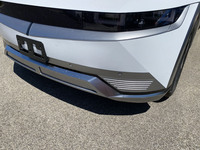 バンパーまわり。シンプルな面構成のなかに、必要なセンサーや灯火類を美しく収めている。