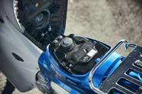 燃料タンクの容量は4.3リッター。給油の際にはシートを跳ね上げる必要があるが、固定はシンプルな吸盤式なので、ほとんど手間はかからない。