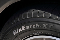 「BluEarth（ブルーアース）」はヨコハマの擁する低燃費タイヤのブランド。SUV用の「ブルーアースXT AE61」も、日本自動車タイヤ協会が定めたグレーディングシステムにより、低燃費タイヤとして分類されている。