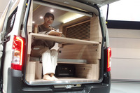 スライドテーブルをキャビン後方にセットした様子。