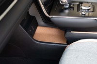 「MX-30」にはコルク栓を生産した時の端材が使われる。基部の樹脂パネルと一体で成形したり特殊なコーティングを施したりして自動車部品としての耐久性を確保している。