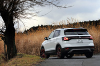 「Tクロス」のボディーサイズは全長×全幅×全高＝4115×1760×1580mm、ホイールベース＝2550mm。今回試乗した充実装備の「TSI 1stプラス」は1270kgという車重になっている。