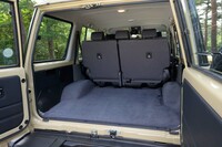 荷室容量は510リッターで、左の側壁には工具類が、右の側壁にはフロントウィンドウのウオッシャータンク（というか袋）が収まっていた。