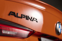 「ALPINA」のエンブレムとモデルバッジはブラック仕上げとなる。
