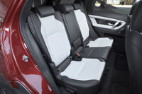 スライド＆リクライニング機構を備える2列目シートにはオプションのシートヒーターも装備されていた。シートバックは40：20：40の分割可倒式で、24通りものシートアレンジが可能であるという。