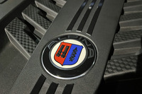 ドイツで一番小さな自動車メーカーであるアルピナ社、正式名「アルピナ・ブルカルト・ボーフェンジーペン社」は、2025年に自社での車両開発・製造・販売を終了する。アルピナの商標権をBMWに譲渡し、以降はクラシックアルピナモデル関連のビジネスを中心に、別の道を歩むという。