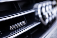 リアのトランクリッドとフロントグリル内に、控えめに「quattro」エンブレムが備わる。