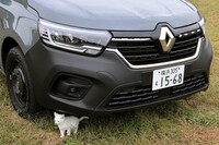 「カングー ヴァリエテ」の特徴である、樹脂製の黒いバンパーと「グリ アーバン」のボディーカラー。この色が使われるのは、新型カングーでは今のところヴァリエテだけだ。