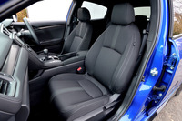 前席は乗員のサポート性を維持しつつ、肩の部分をスリム化することで、後席からの見晴らしのよさにも配慮したデザインとなっている。