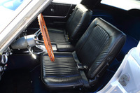 車検証の乗車定員は3人となっていたが、装備されるシートは2個のみ。シートベルトは2点式で、背もたれには荷物を積むときに使う可倒機構が備わる。