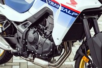 エンジンは754ccの排気量を持つ新開発の直列2気筒SOHC 4バルブ。軽量コンパクトな設計や、出力の高さ、低・中速域での力強いトルク特性などを特徴としている。