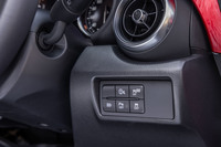 MT車のDSC制御に、サーキット走行に最適化された「DSC-TRACK」が追加された。危険なスピン挙動に陥った場合にのみ制御が介入し、クルマを傷つけるリスクを減少させるという。