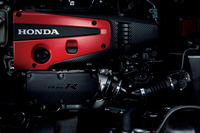 「K20C」と呼ばれる「シビック タイプR」の2リッター直4直噴ターボエンジン。先代モデルより10PS、20N・mアップした最高出力330PS、最大トルク420N・mを発生する。